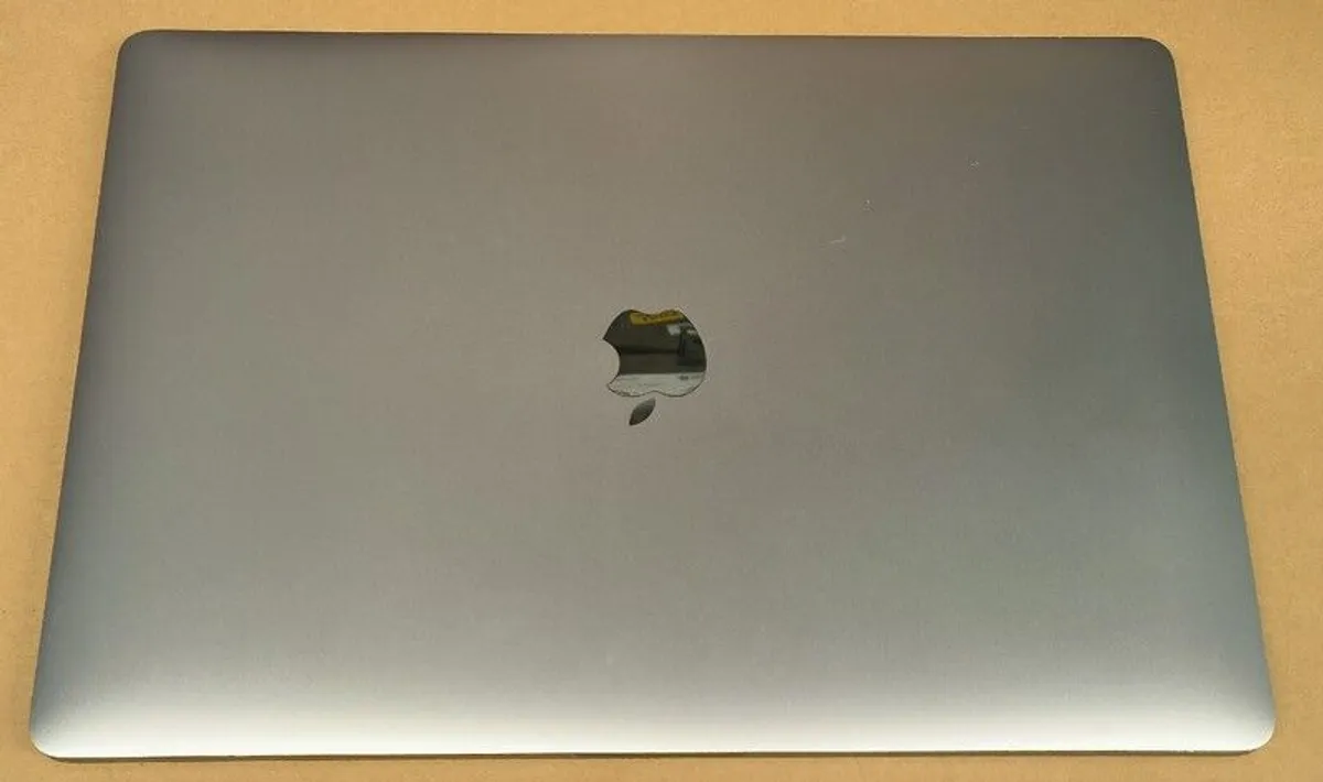 Touch 2018 MacBook Pro 15", Core i7 (i7-8850H) 2.60 GHz, 16GB RAM, 500GB SSD, Battery Cycle: 83 - Image 2