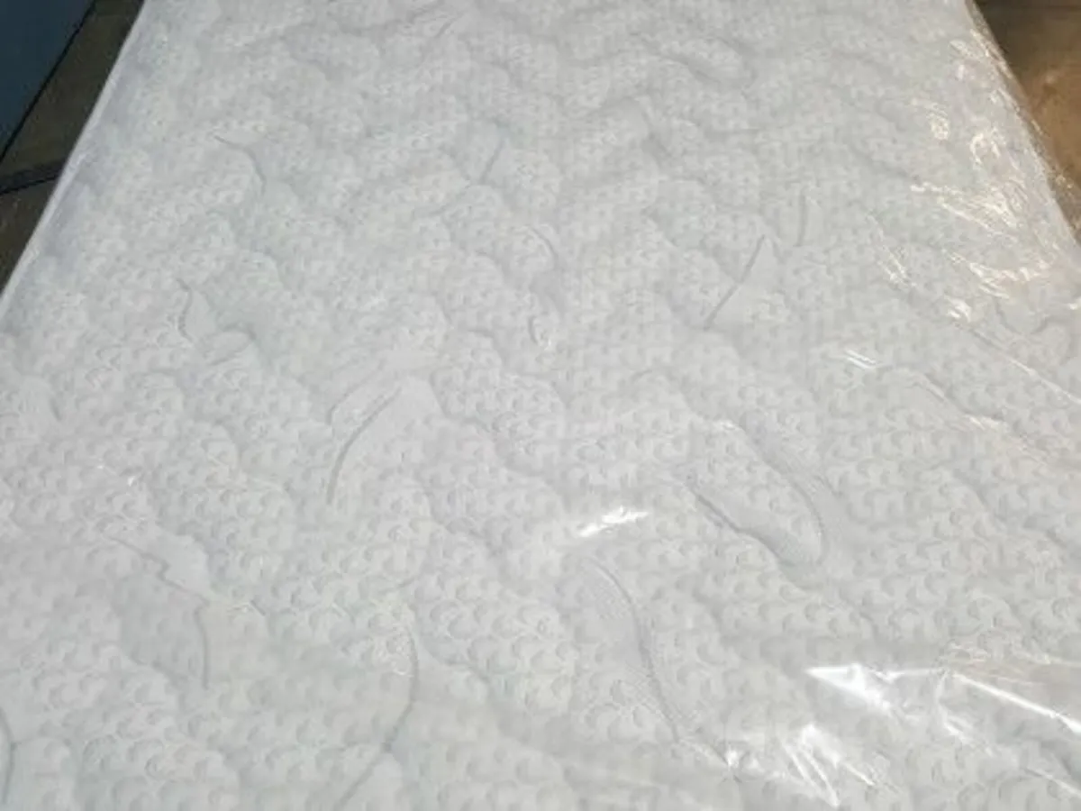 4ft6 Double Twin Pocket Memory Mattress - new/pack - Image 2