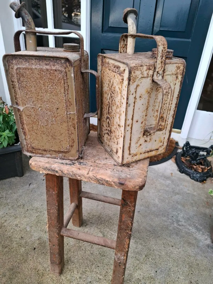 Vintage oil dispenser cans in original condition - Image 1