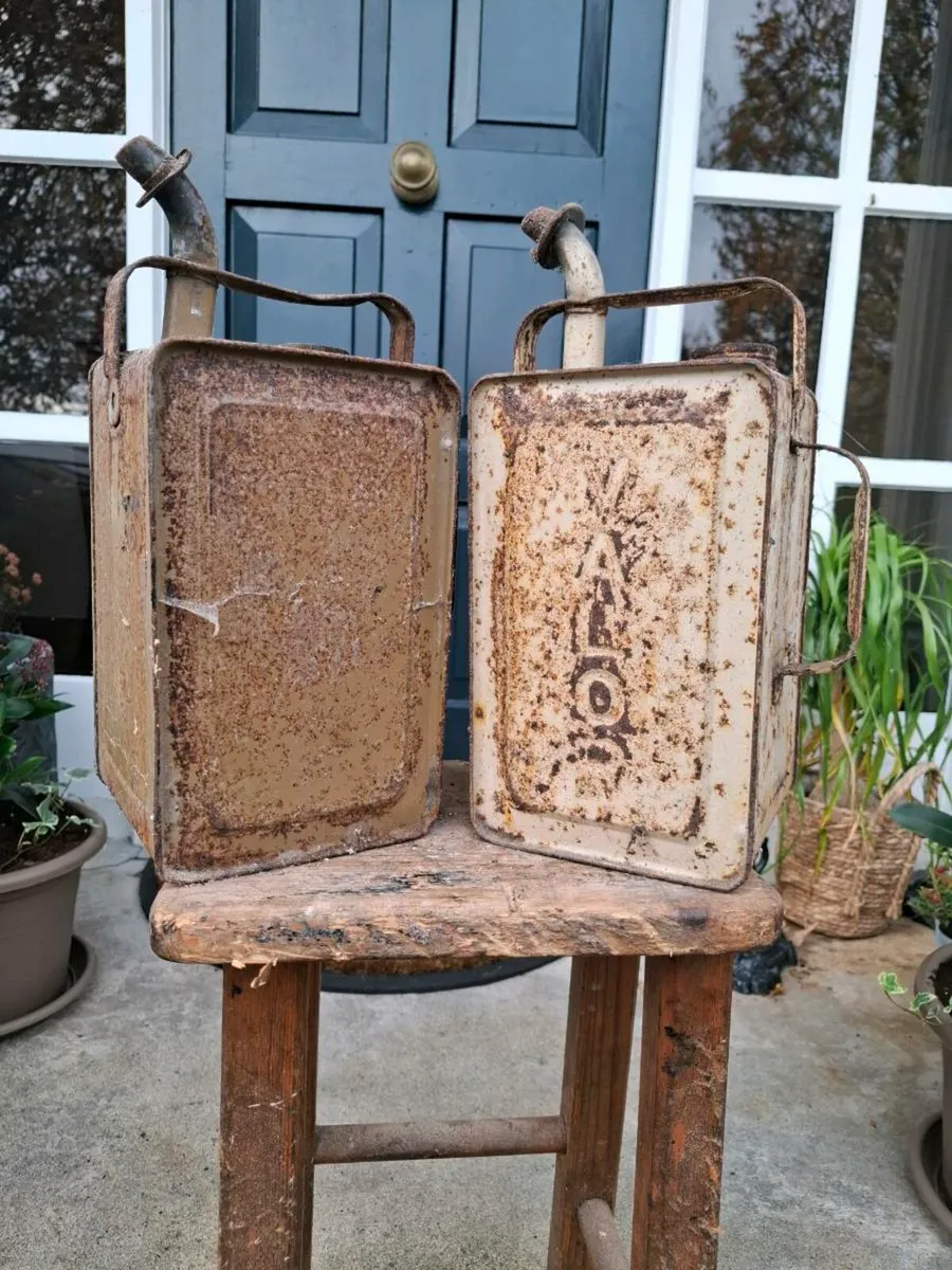 Vintage oil dispenser cans in original condition - Image 2