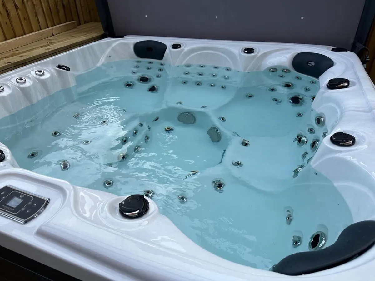 Free Fast Delivery - Rose 32amp Hot Tub 102 Jets - Image 1