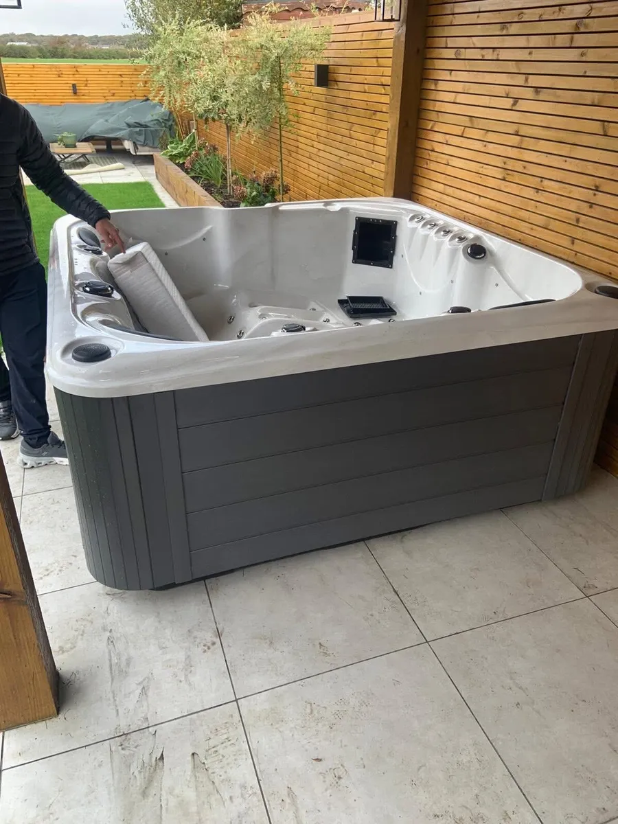 Free Fast Delivery - Rose 32amp Hot Tub 102 Jets - Image 2