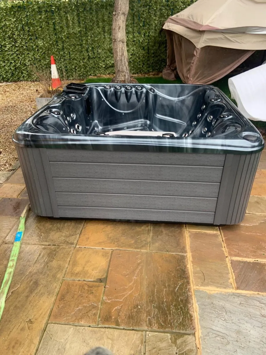 Free Fast Delivery - Rose 32amp Hot Tub 102 Jets - Image 3