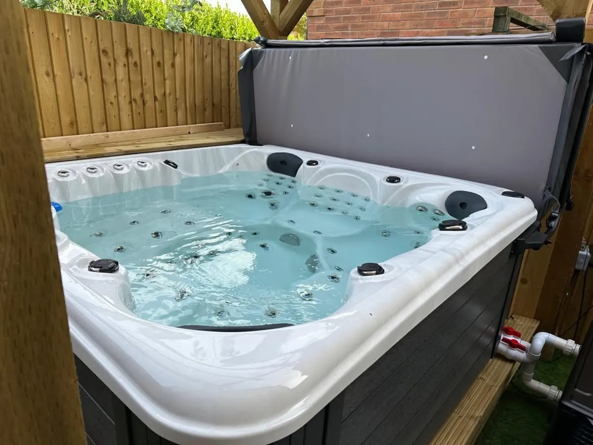 Free Fast Delivery - Rose 32amp Hot Tub 102 Jets - Image 4