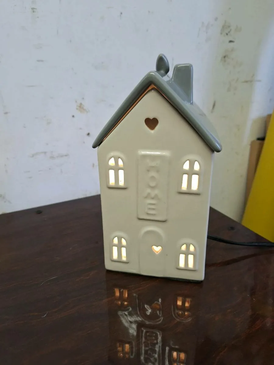 Lovely small ceramic house table lamp - Image 1
