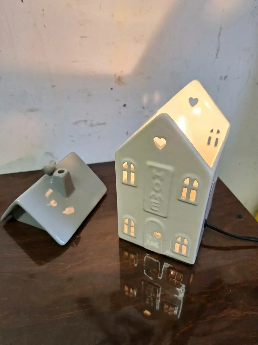 Lovely small ceramic house table lamp - Image 3