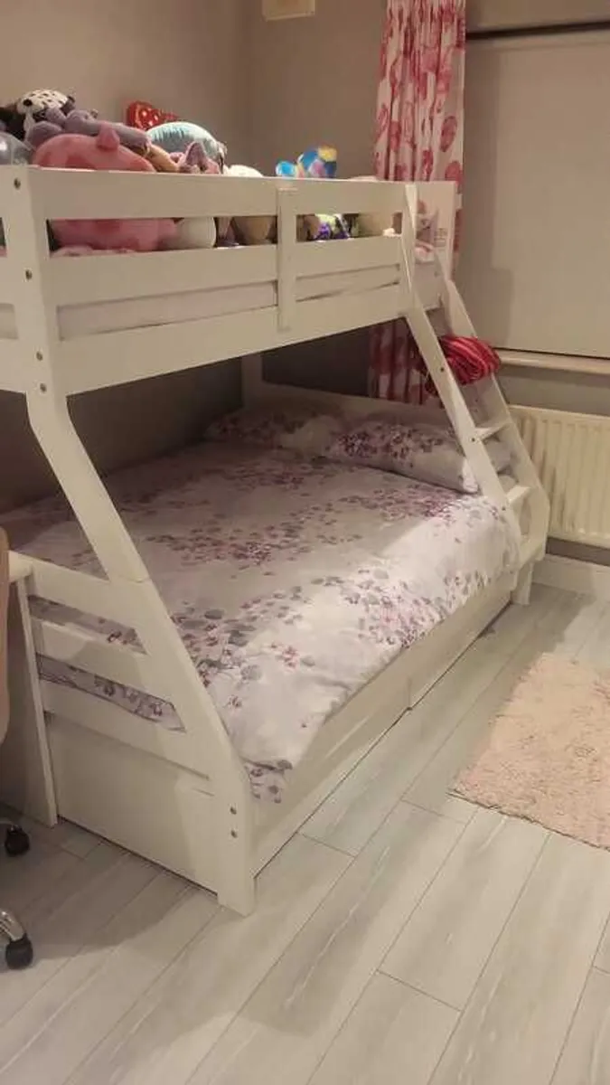 Triple bunk bed - mattresses not included - Image 1