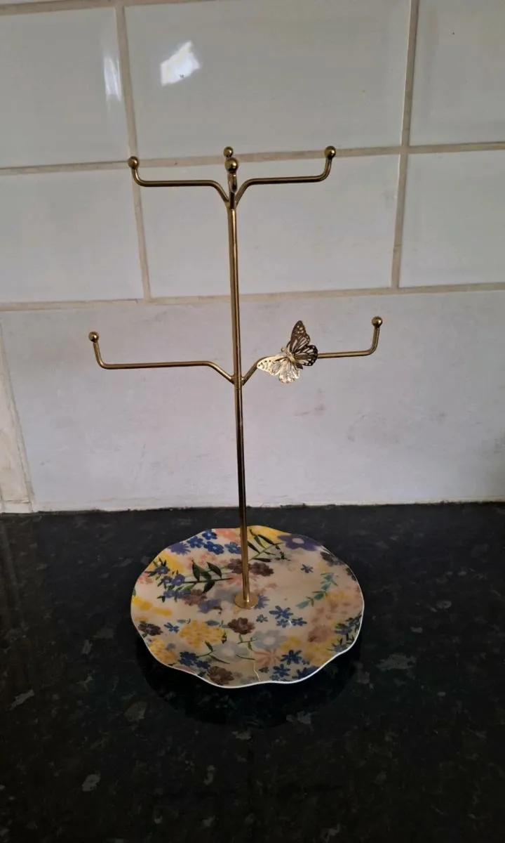 Lovely ceramic and metal cup stand