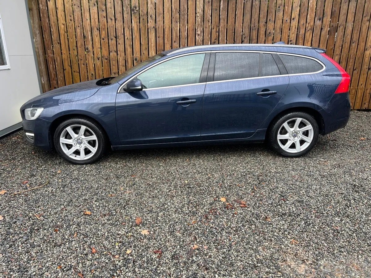 Volvo V60 SE LUX D4 2.0lt Diesel Manual Estate Car - Image 4