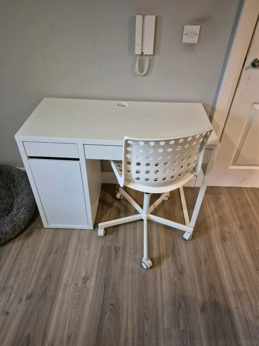 desk and chair - Image 1