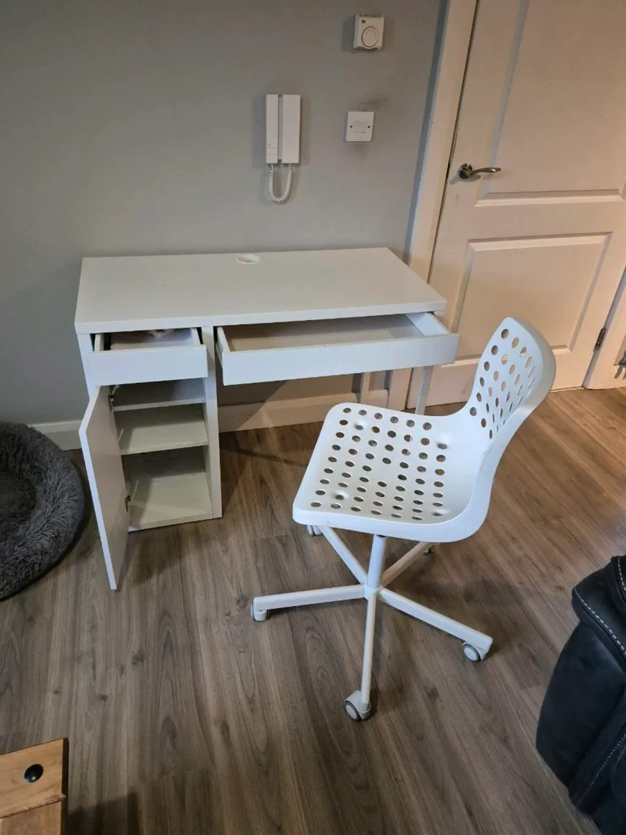 desk and chair - Image 3