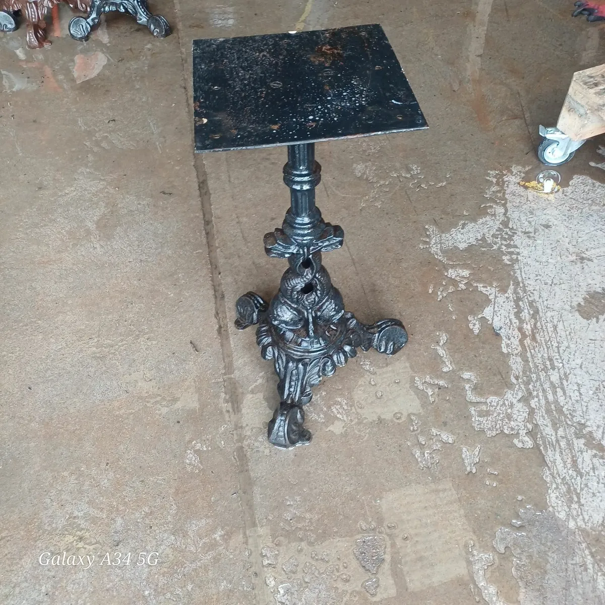 Antique cast iron table legs - Image 1