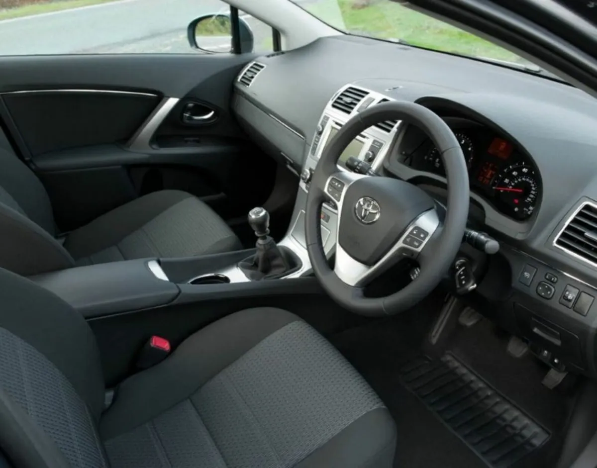 2015 Toyota Avensis 2.0 D4D ICON - Image 2