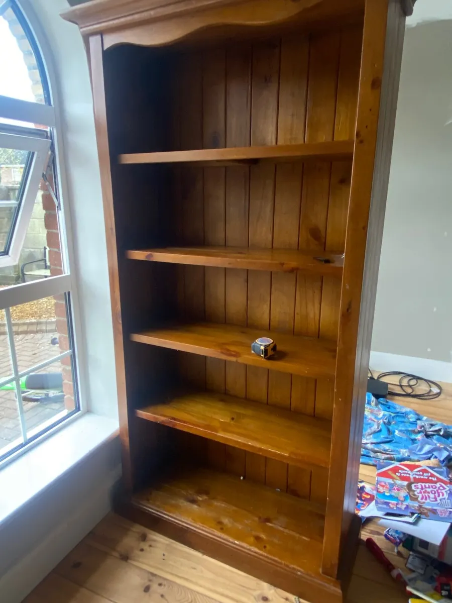 Freestanding shelves