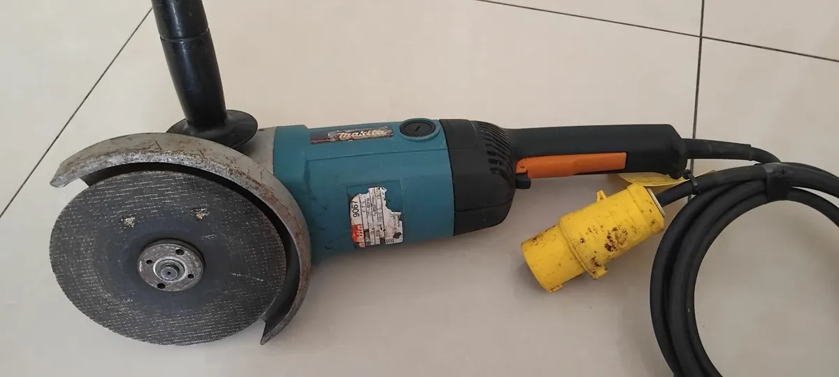 Makita 9067 180mm 7" Angle Grinder 110v - Image 2