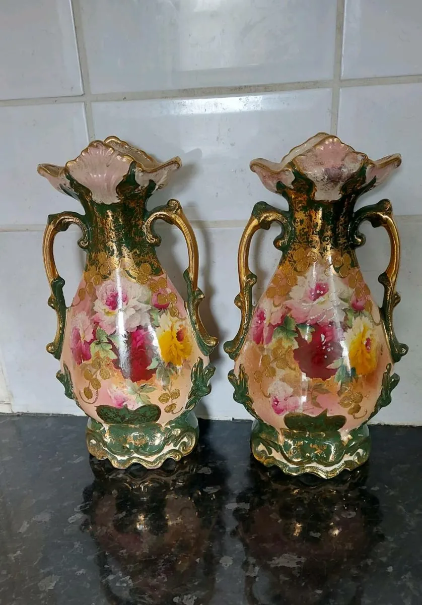 Beautiful pair of antique mantel vases - Image 1