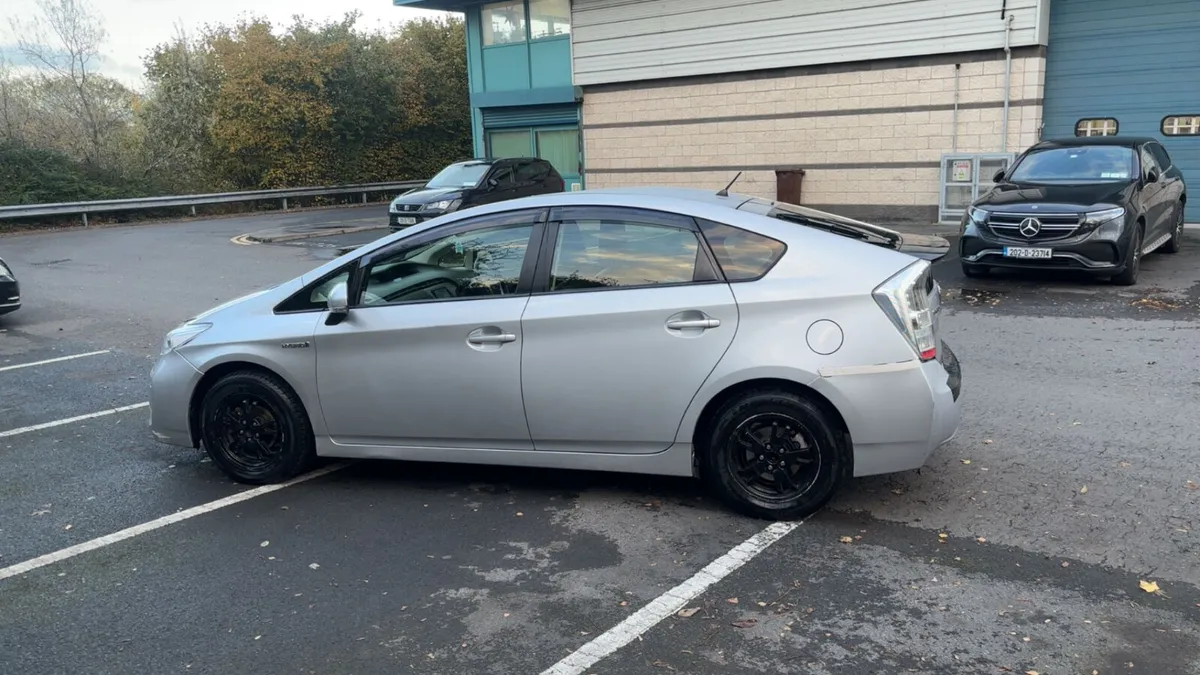 TOYOTA PRIUS / 2013 / 1.8 PETROL HYBRID / AUTO - Image 4