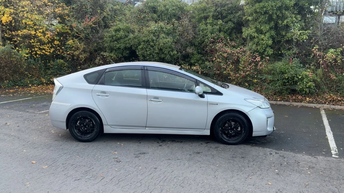 TOYOTA PRIUS / 2013 / 1.8 PETROL HYBRID / AUTO - Image 3