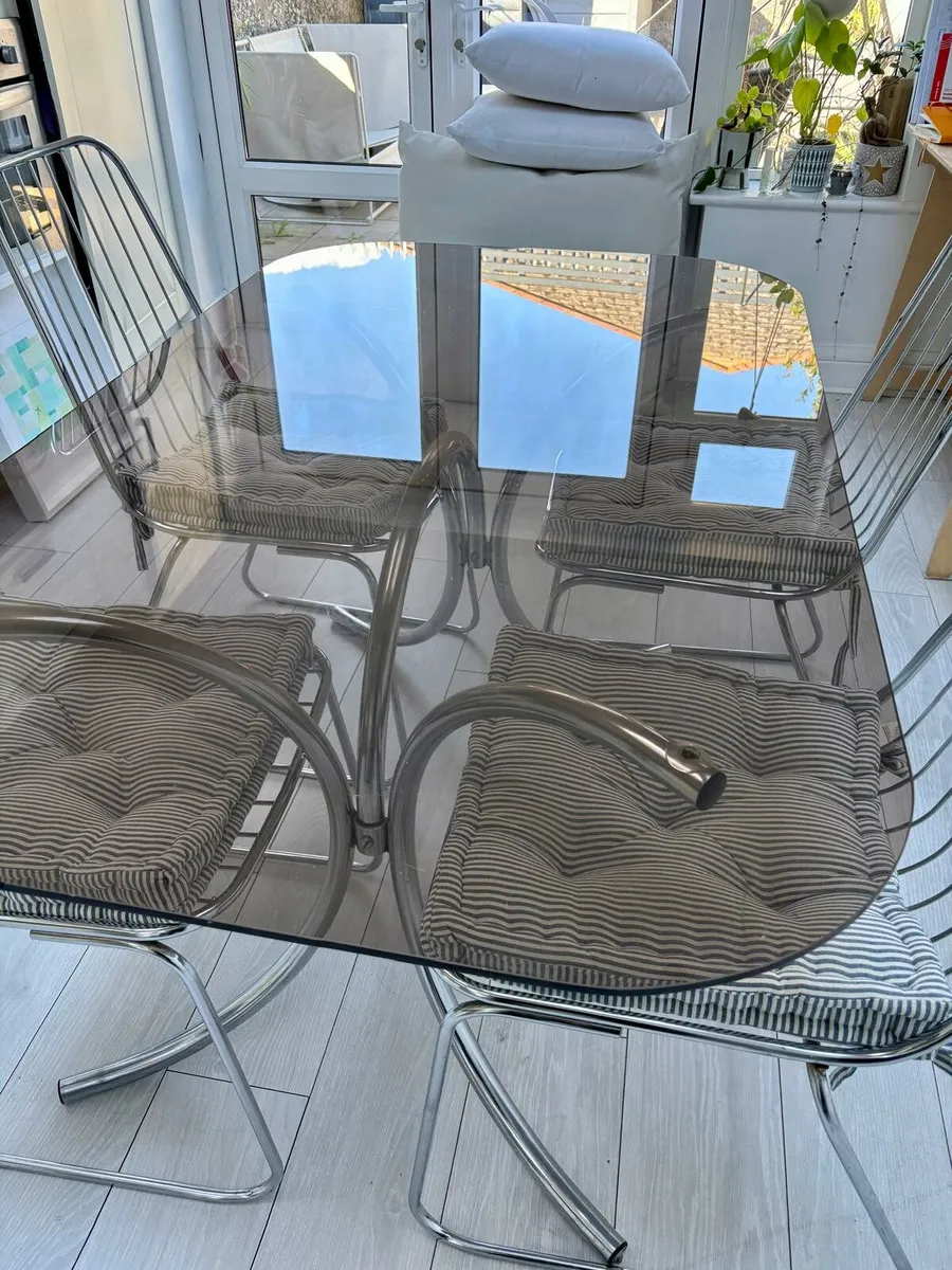 Dining table - Image 1