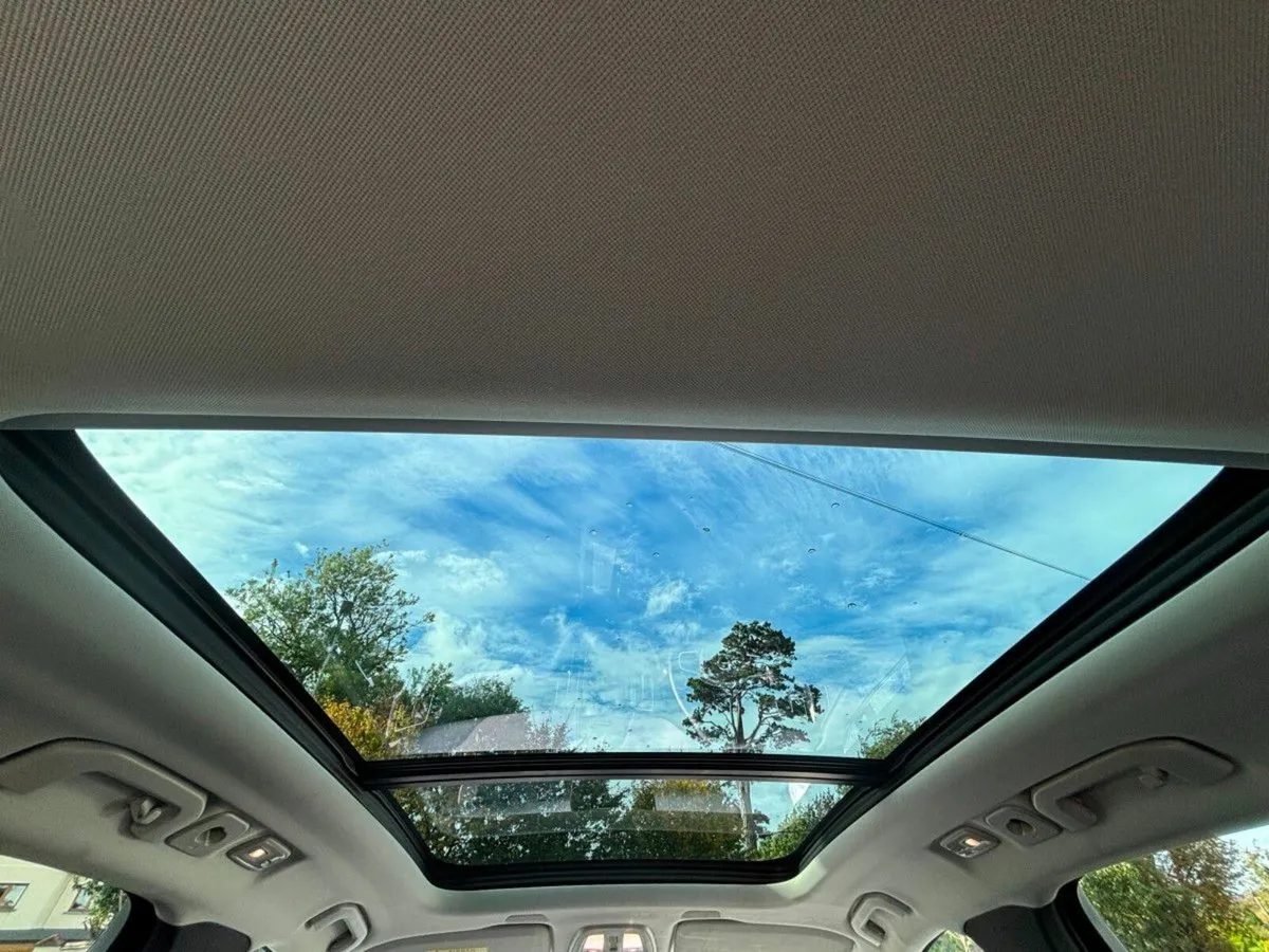 Volvo XC60 T6 AWD PLUS PHEV SUNROOF - Image 3
