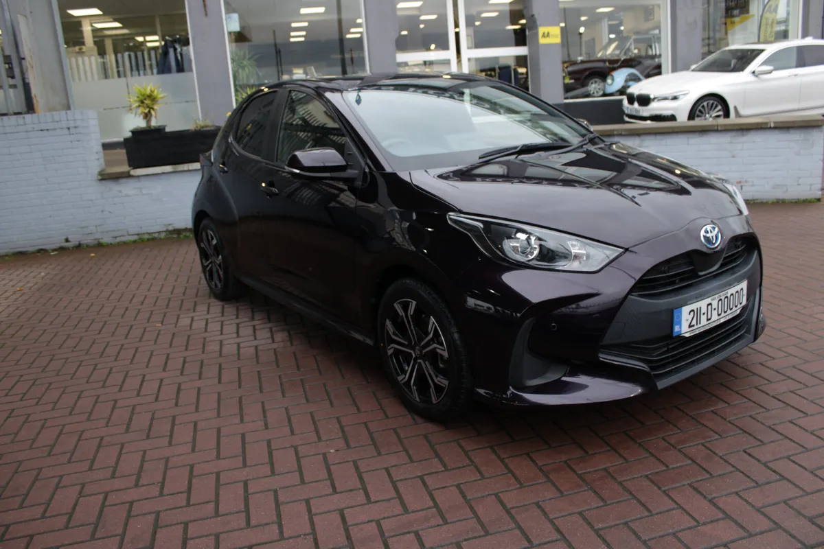 SELF CHARGING HYBRID SOL 5DR HATCHBACK  // 1 OWNER - Image 1