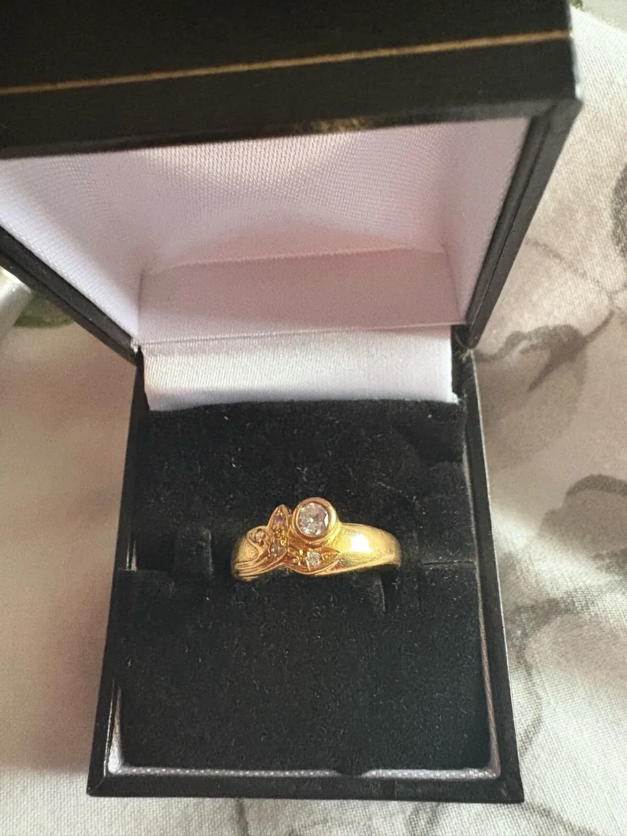 9ct gold ring with diamond stone - Image 4