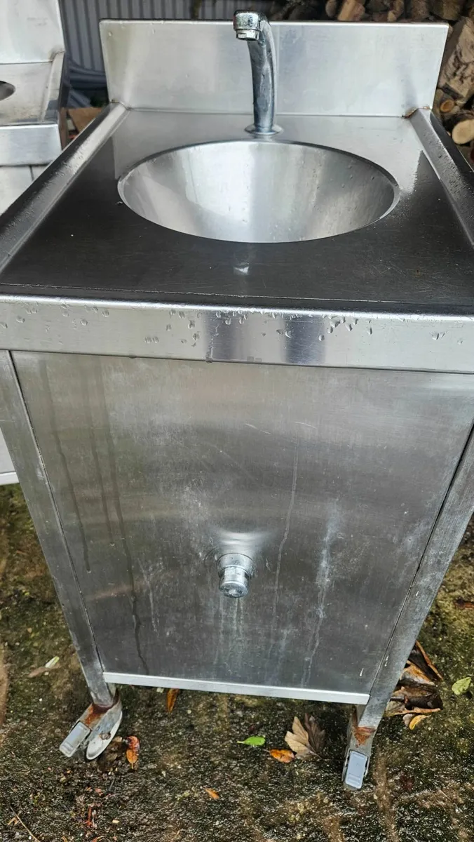 Knee operated stainless steel sink unit
