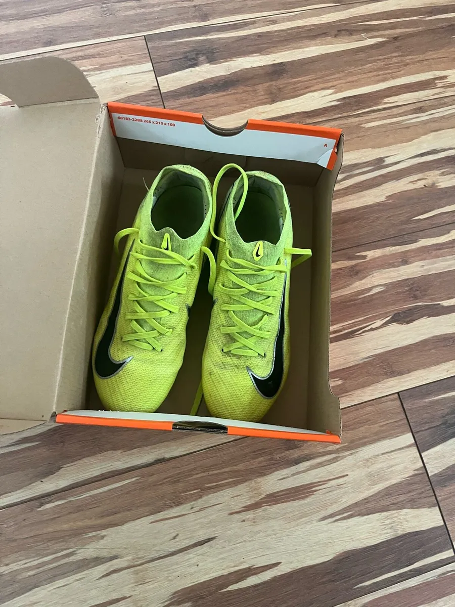 Kids football boots - Image 3