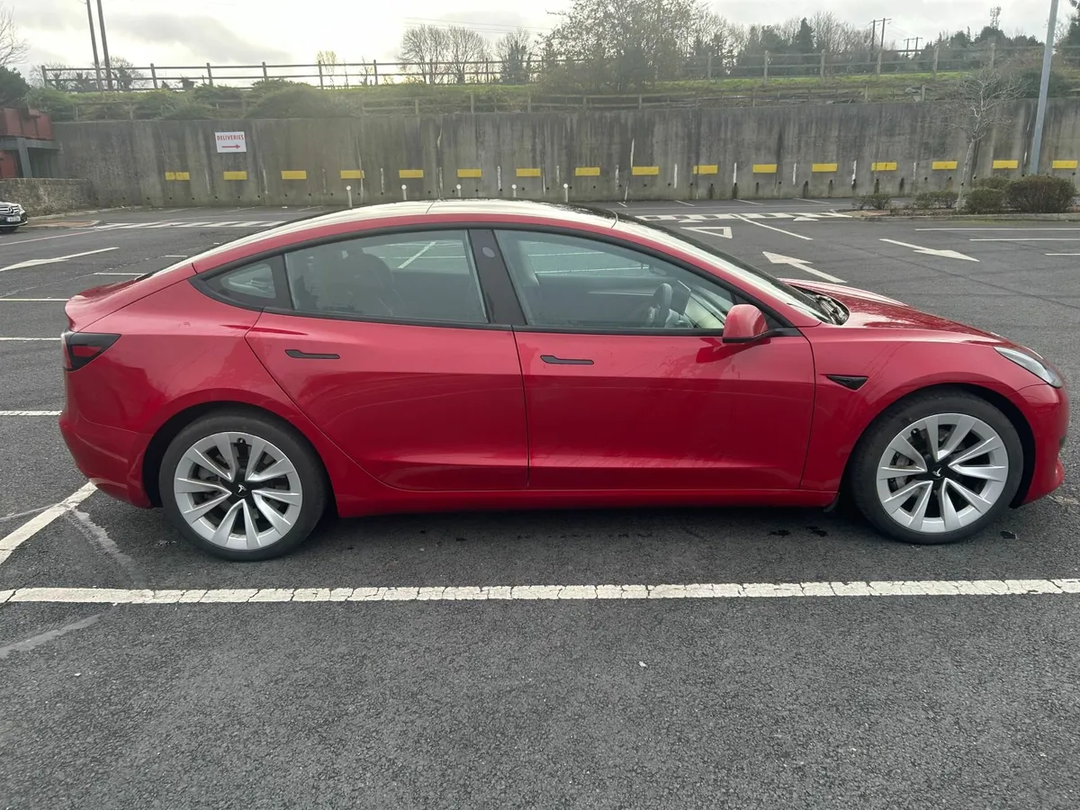 Tesla Model 3 2022 - Image 2