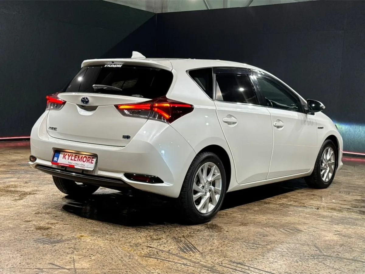 Toyota Auris 1.8L HYBRID AUTOMATIC - HALF BLACK LE - Image 4