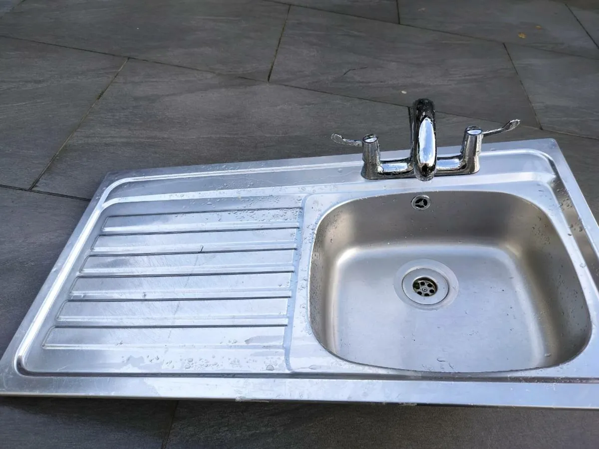 Kitchen sink and tap - Image 1