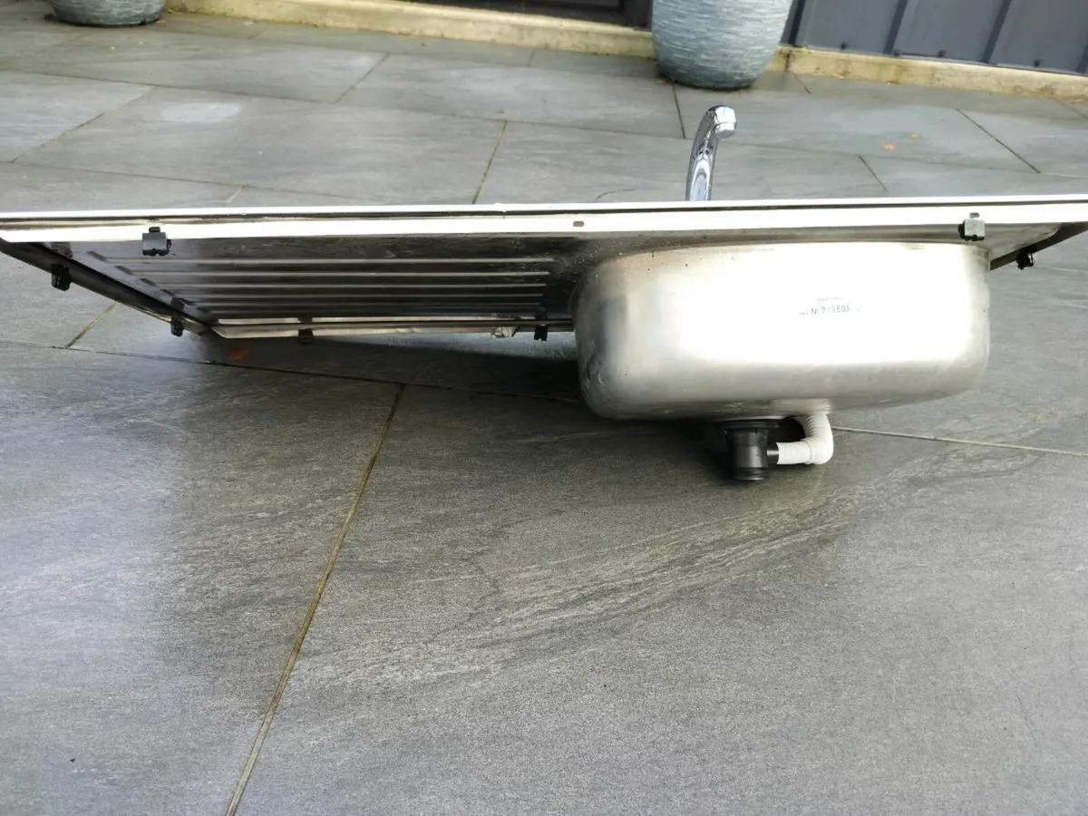 Kitchen sink and tap - Image 2