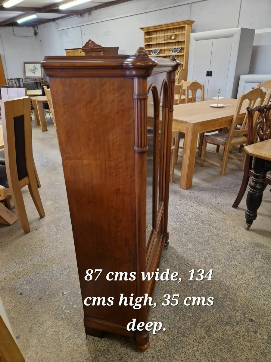 Early 1900s walnut display cabinet - Image 2