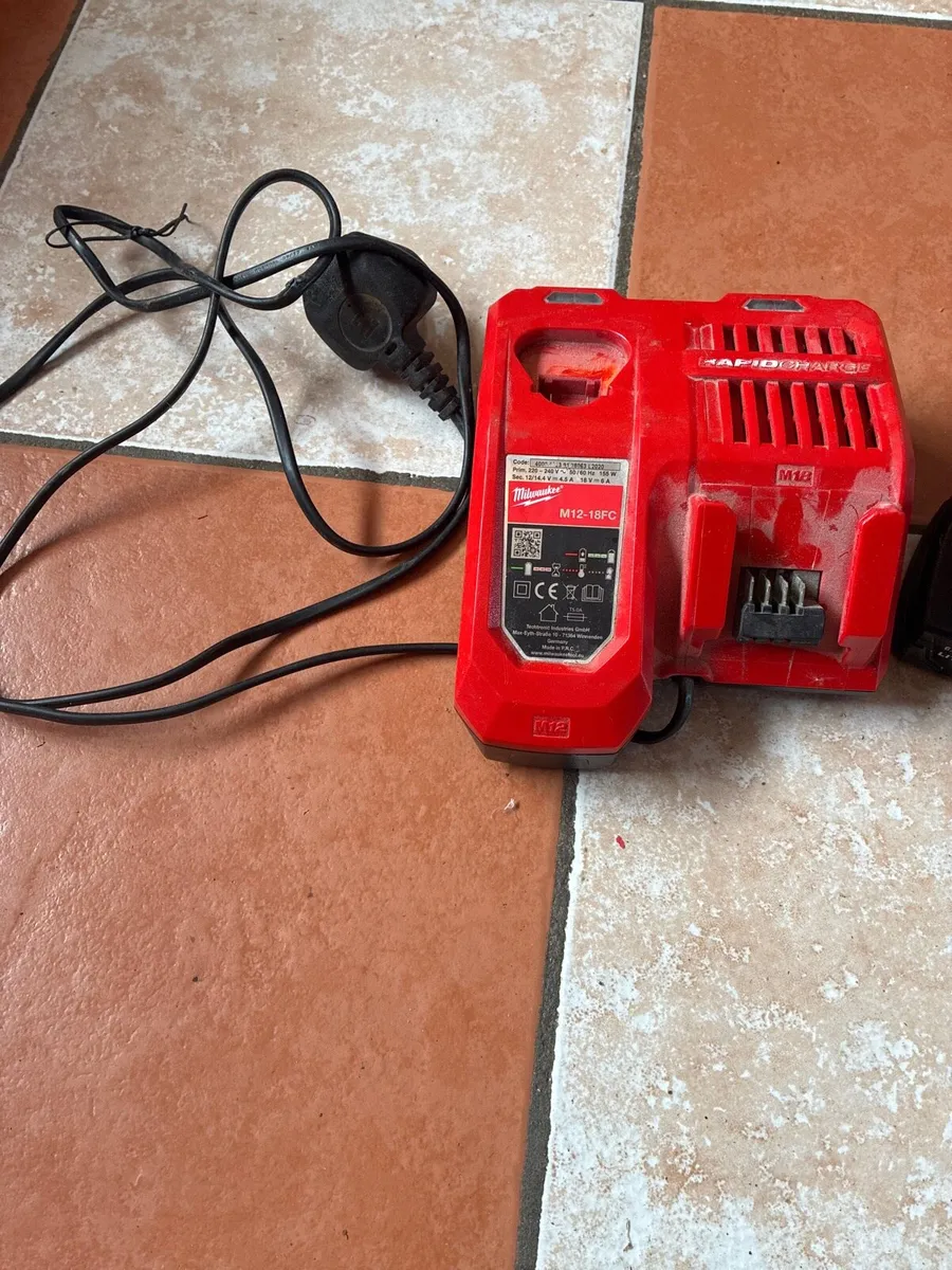 Milwaukee m12-18 fast charger and battery - Image 1