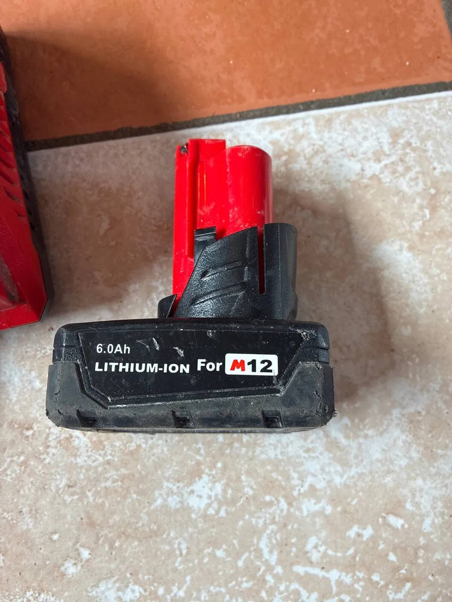 Milwaukee m12-18 fast charger and battery - Image 2