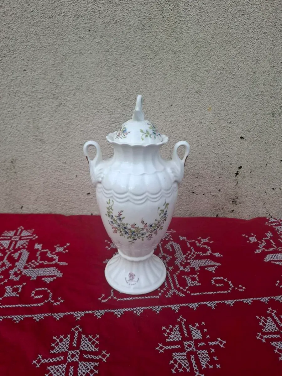 Cre china porcelain vase postage possible - Image 1