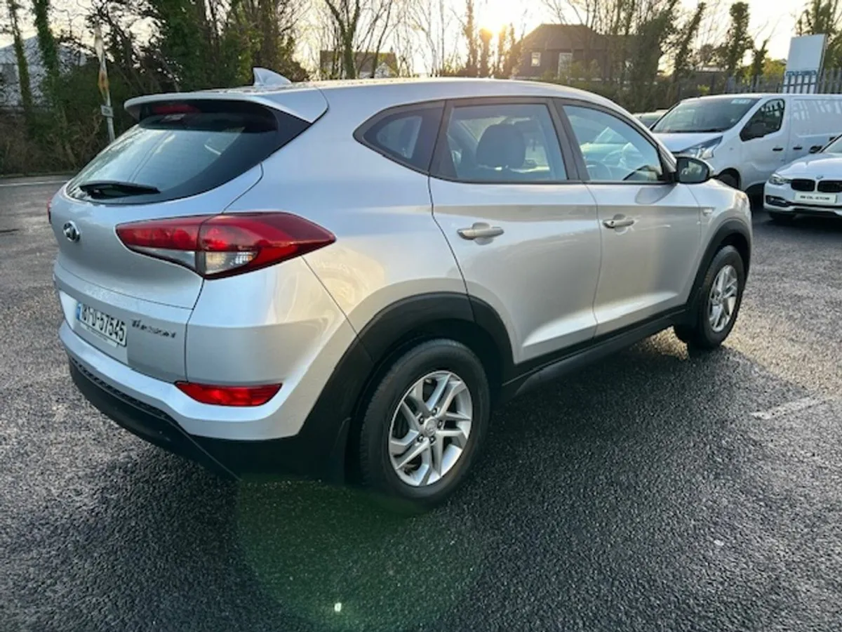 Hyundai Tucson 1.7 CRDi Executive SE 5dr - Image 3
