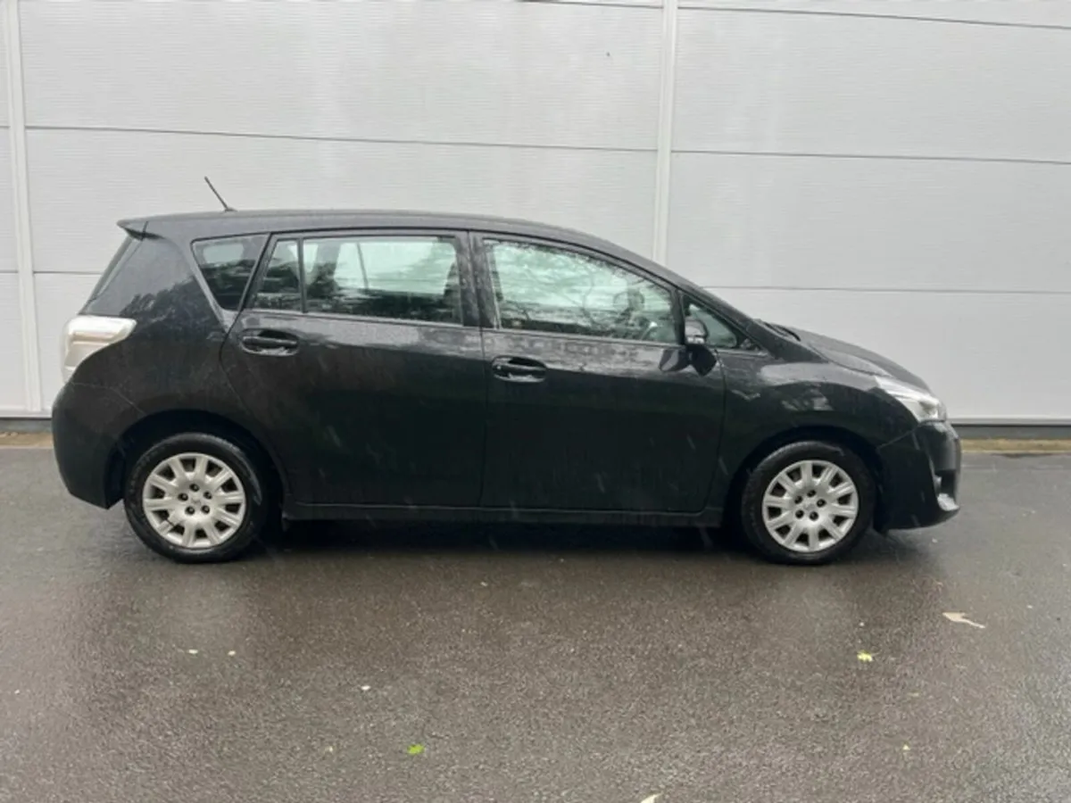 Toyota Verso 1.6 D-4D 112bhp Aura (7 seater) - Image 2