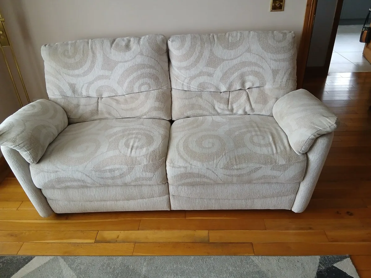 Three seater recliner - Image 2