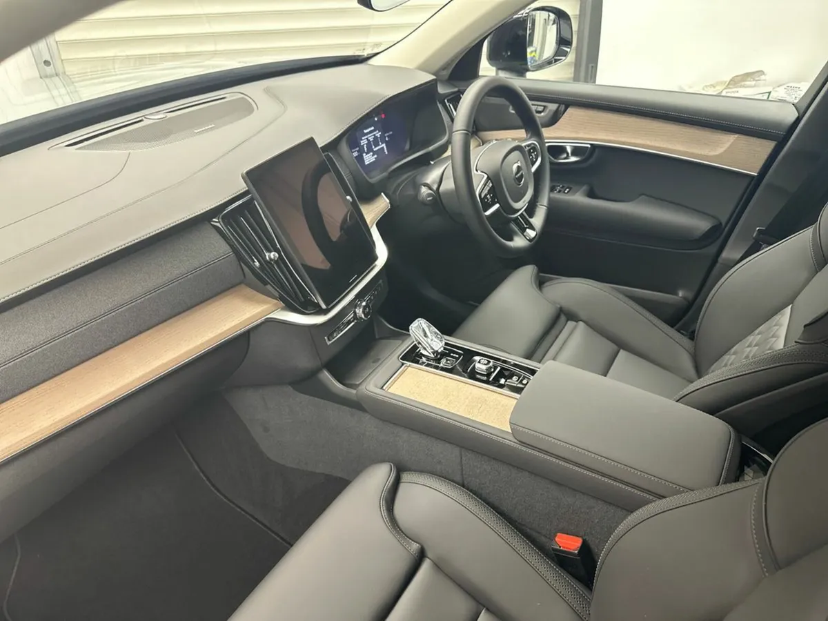 Volvo XC90 T8 PLUS DARK *VAP GREY* €200 P/W ON PCP - Image 4