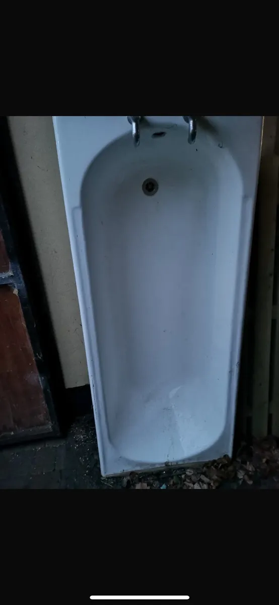 White Cast Iron bath - Image 1