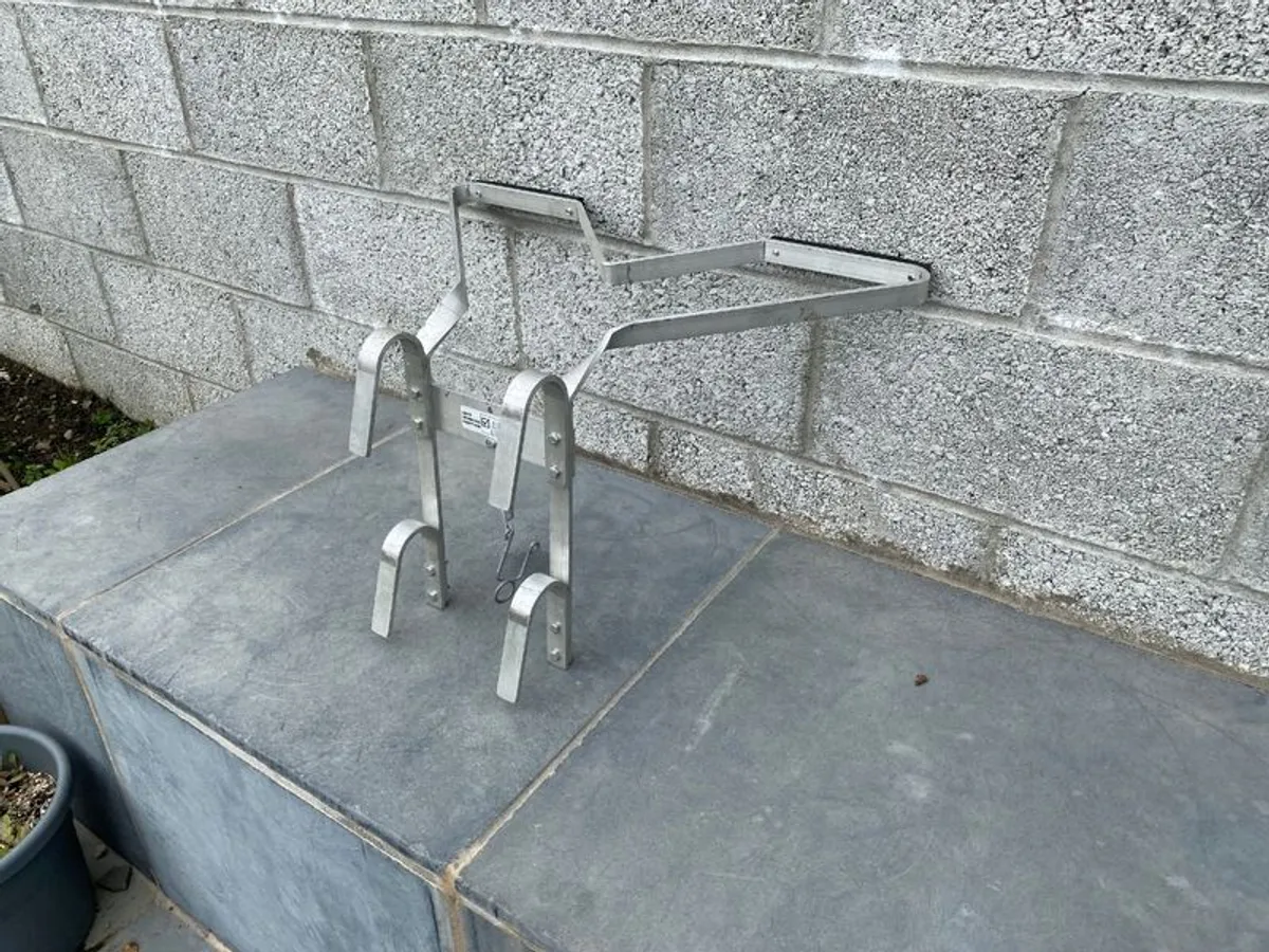 3.5m - 4.7m Extension Ladder (like new) - Image 2