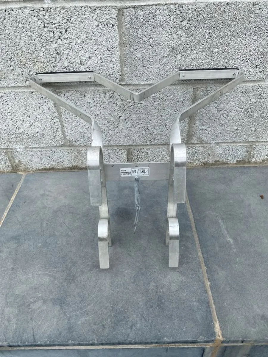 3.5m - 4.7m Extension Ladder (like new) - Image 3