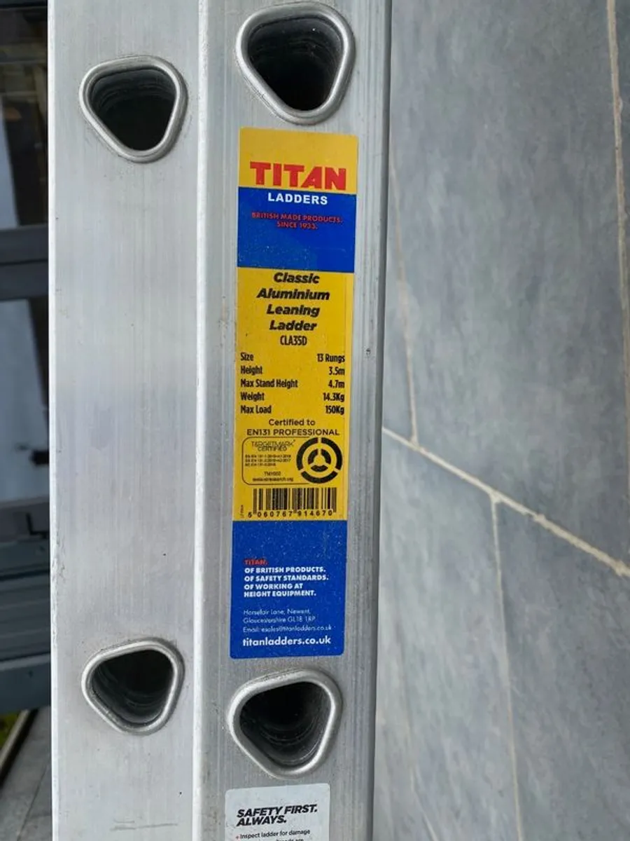 3.5m - 4.7m Extension Ladder (like new) - Image 4