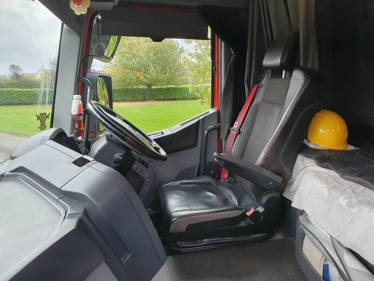 Renault C440 8x4 Tipper - Image 3