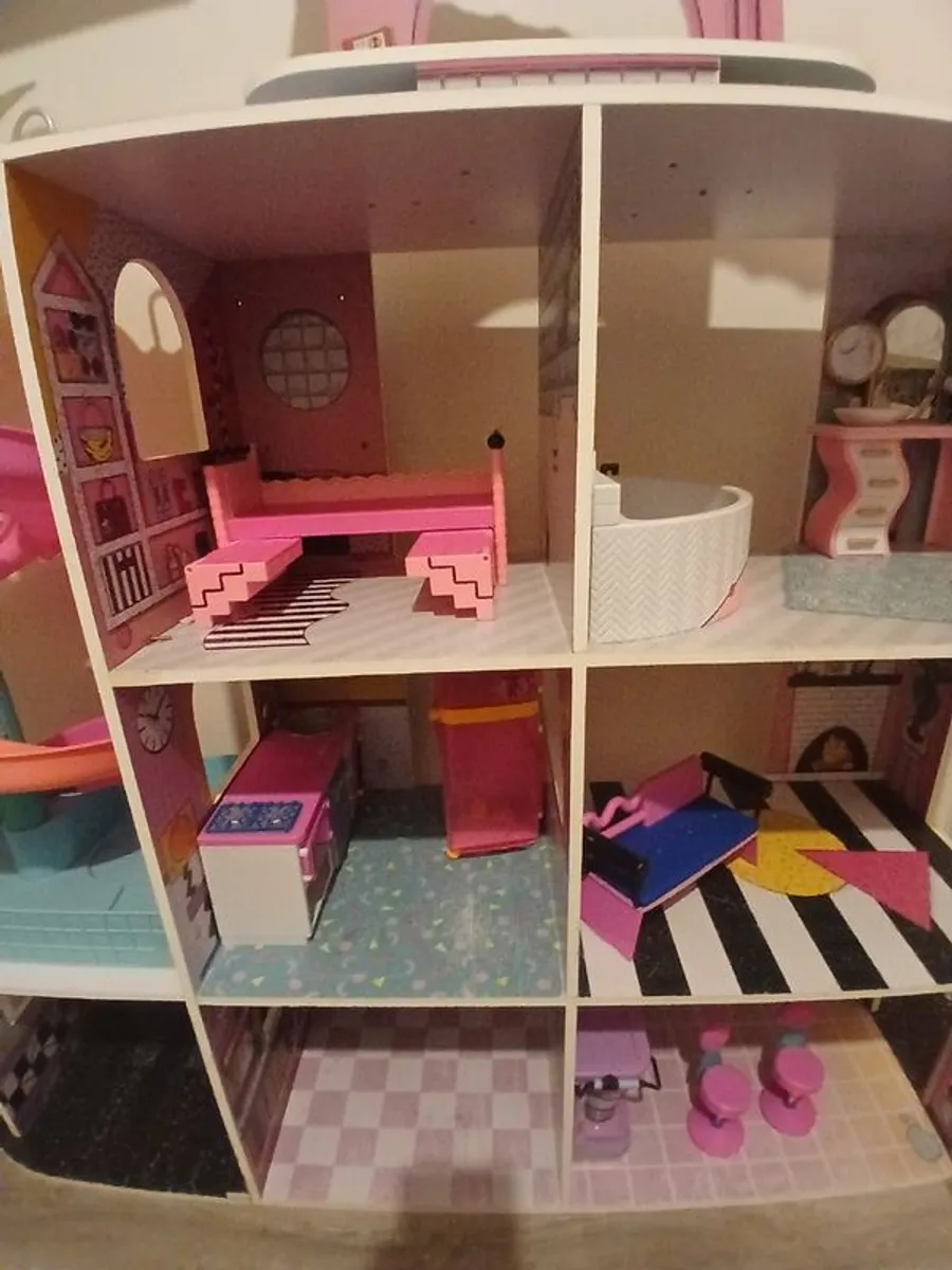 Lol house of surprizes - Image 4