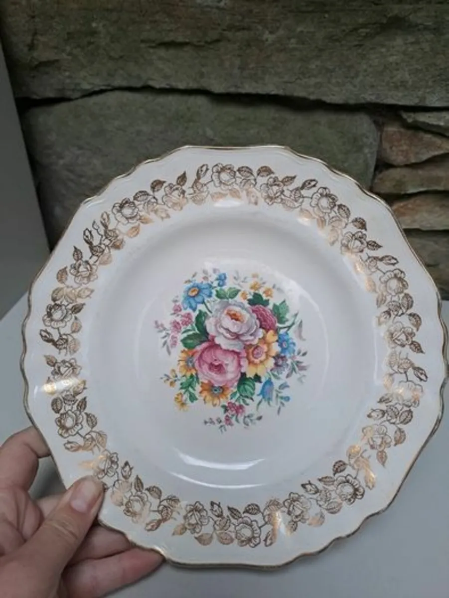 J & G Meakin plate with 22k gold - Image 1