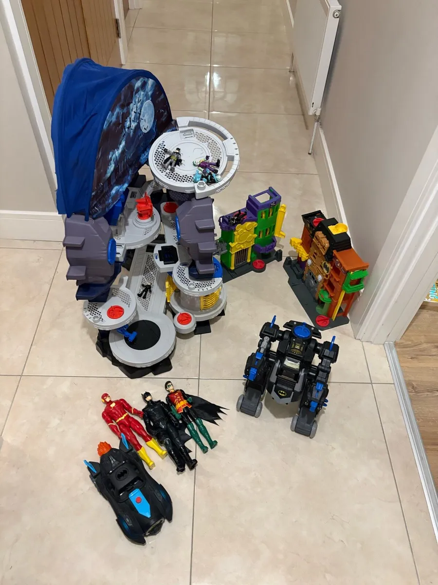 Batman cave and Batman accessory bundle - Image 1