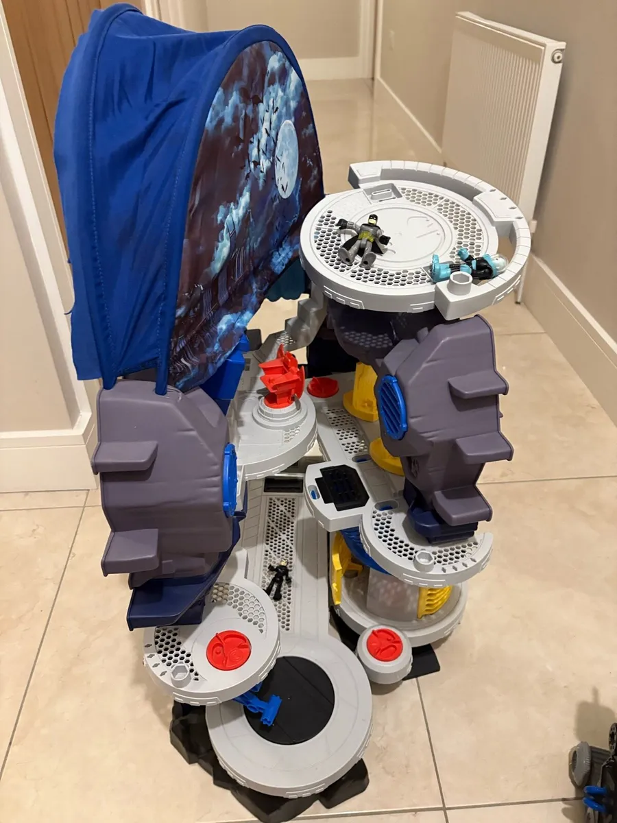 Batman cave and Batman accessory bundle - Image 2