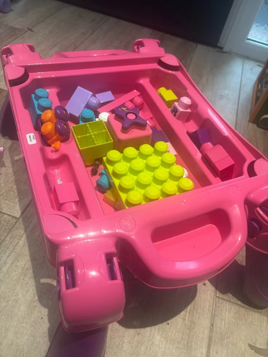 Mega block table - Image 4